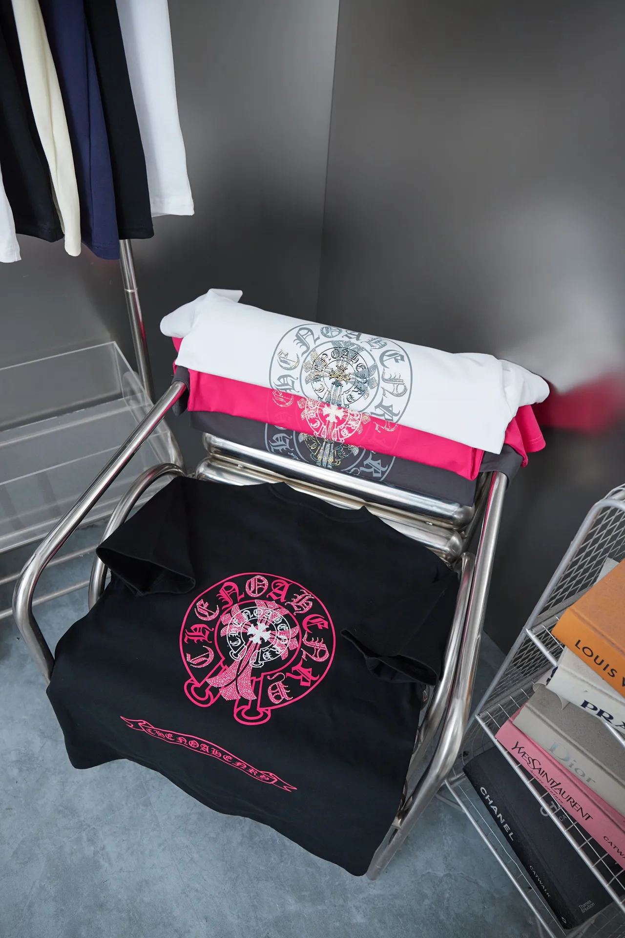 🅿️190 Ch*ome Hearte 25SS early spring new style Crow heart graffiti printed hot diamond short sleeves Light luxury essential item for daily commuting for men and women Correct version Welcome to compare Detailed features · 320g 100% pure cotton double yarn jersey fabric · Custom dyed in the same cylinder, special thickened 32 pieces double-strand 1X1 thread · Digital direct printing ➕Imported Australian pearlescent diamonds · Double needle stitching and cross-stitch technology · Original main mark, washed tag, brand moisture-proof paper packaging Color: black/white/rose red/grey Size: S/M/L/XL